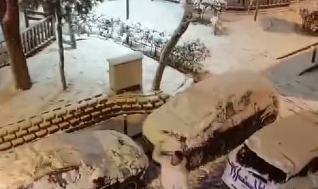 Bayrampaşa'da polis ile vatandaşın kartopu eğlencesi kamerada