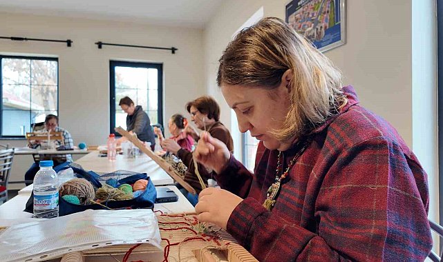 Belde Evleri'ndeki minyatür kilim ve şal dokuma kursuna kadınlardan yoğun ilgi