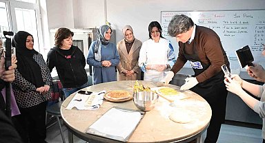 Belediye başkanı pide yaptı