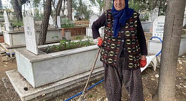 Belediyeden izin alıp 20 yıldır her gün mezarlığa gelerek temizlik yapıyor