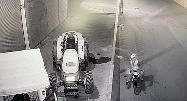 Benzinle traktörü yakarken kendini de yaktı