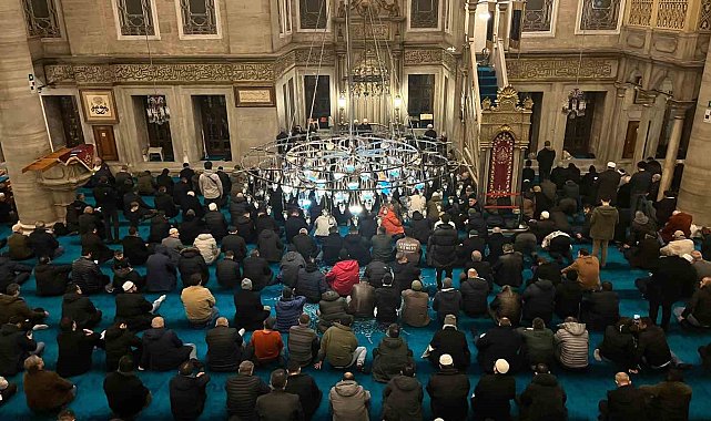 Berat Kandili'nde vatandaşlar Eyüpsultan Camii'ne akın etti