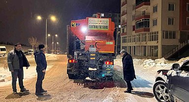 Besni'de kar temizleme ve tuzlama çalışmaları devam ediyor