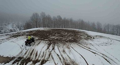 Beyaz örtüyle kaplı ormanlık alandaki Off-Road keyfi dron ile görüntülendi