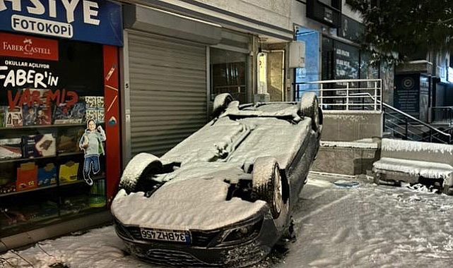 Beylikdüzü'nde kar küreme kamyonunun çarptığı otomobil ters döndü