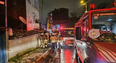 Beyoğlu'nda gecekondu alevlere teslim oldu