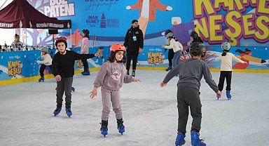 Beyoğlu'nda öğrenciler yarıyıl tatilinin tadını buz pistinde kayarak çıkardı