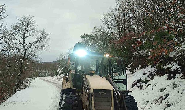 Biga'da kar yağışı nedeniyle ulaşıma kapanan 7 köy yolu ulaşıma açıldı