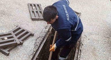 Bilecik Belediye ekiplerinden mazgallarda temizlik