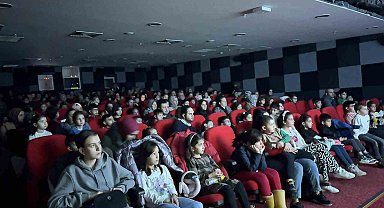 Bilecik'te tatilde çocuklar sinema keyfi yaşadılar