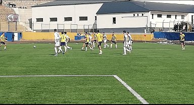 Bitlis Özgüzelderespor rakibine yarım düzene gol attı