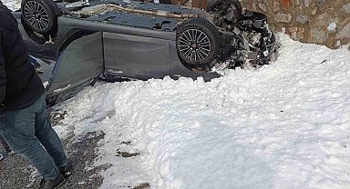 Bitlis'te otomobil takla attı: 2 yaralı