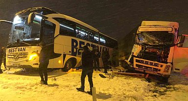 Bitlis'te tır ile otobüs çarpıştı: 2 kişi yaralandı
