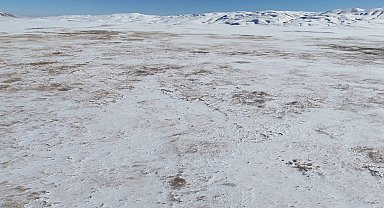 Bitlis'ye etkili olan soğuk havadan dolayı Cil Gölü'nün yüzeyi dondu