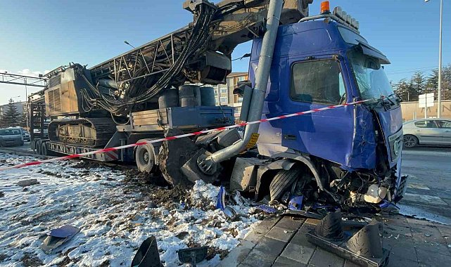 Bolu'da vinç yüklü tır çarptığı sinyalizasyon direğini yerinden söktü