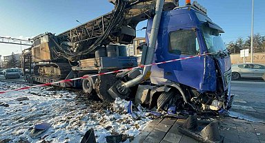 Bolu'da vinç yüklü tır çarptığı sinyalizasyon direğini yerinden söktü