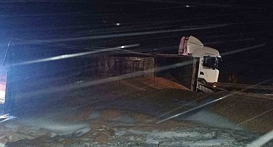 Buğday yüklü tır devrildi, Sivas-Kayseri karayolu trafiğe kapandı