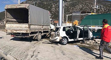 Burdur'da kamyonet ile otomobil çarpıştı: 4 yaralı