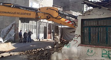 Bursa Osmangazi'de metruk bina temizliği