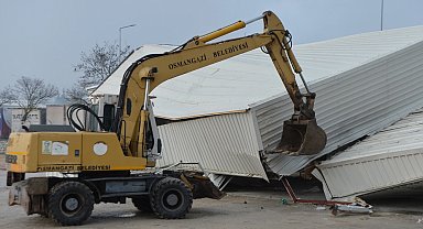 Bursa Osmangazi'de tarım arazisi üzerindeki kaçak depoya yıkım