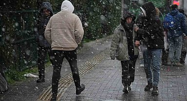 Bursa şehir merkezinde kar yağışı