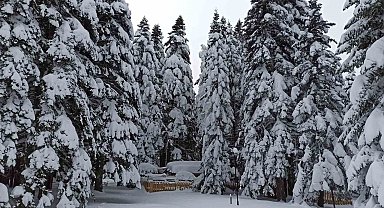 Bursa Uludağ'da kar kalınlığı 1 metreye yaklaştı.