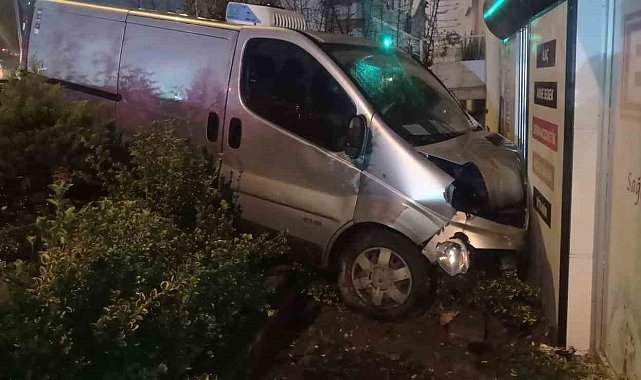 Bursa'da kaza yapan aracın eczane bahçesine düştüğü anlar kamerada