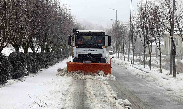 Büyükçekmece Belediyesi karla mücadeleyi 24 saat esasıyla sürdürüyor