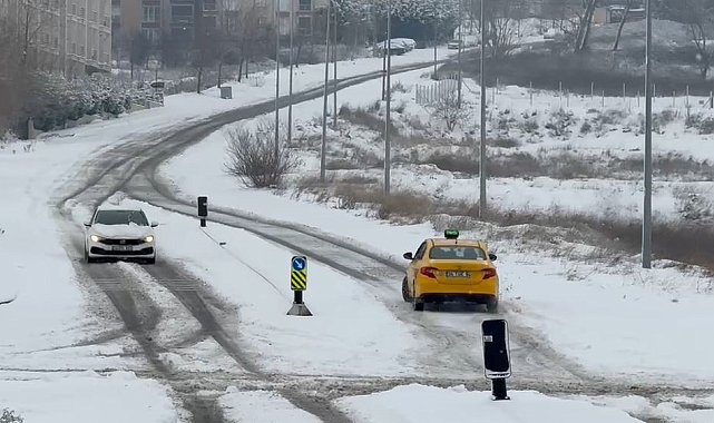 Büyükçekmece'de buzlanan yolda sürücüler zor anlar yaşadı