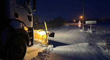 Büyükşehir, kardan kapanan142 mahalle yolunu açtı