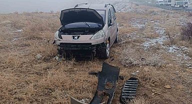Buzlu yolda kayan araç şarampole devrildi: 2 yaralı