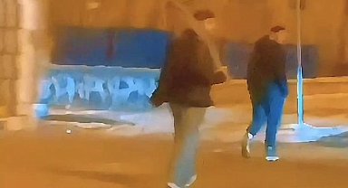 Cadde ortasındaki kılıçlı gençler yakalandı