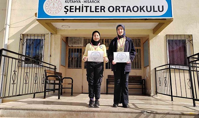Çanakkale Savaşları'nın 110. yıl dönümü şiir ve hikaye dalı il birincileri Hisarcık Şehitler Ortaokulu'ndan