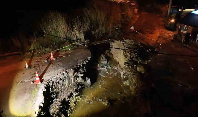 Çanakkale'de sağanak yağış sonrası köprü çöktü