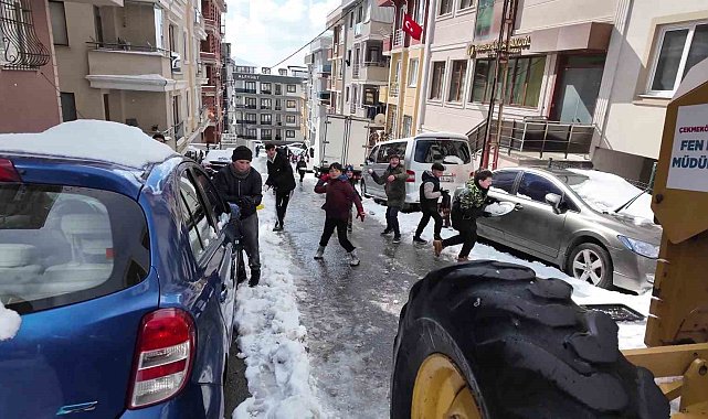 Çekmeköy'de kar keyfi: Çocuklar kar küreme ekiplerine 'dur' dedi