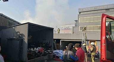 Çekmeköy'de lastik deposunda çıkan yangın kontrol altına alındı