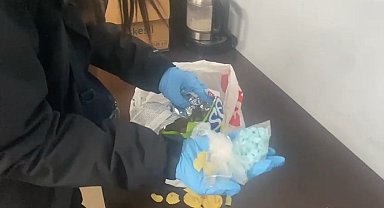 Cips ve çikolatalı bisküvi kutusuna saklanmış uyuşturucu hap ele geçirildi
