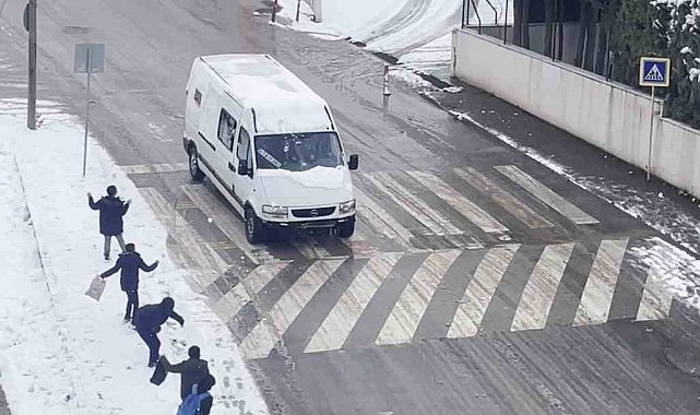Çocuklar araçlara kar topu attı, yetişkinler böyle karşılık verdi