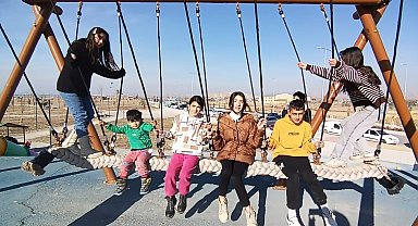 Çocuklar parklarda güneşli havanın tadını çıkardı