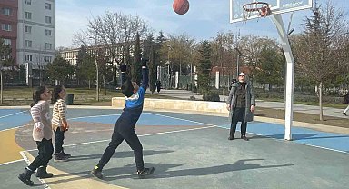 Çocuklar parklarda güzel havanın tadını çıkardı