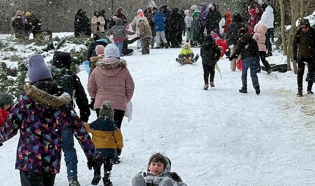 Çocuklu aileler Atatürk Kent Ormanı'na akın etti: Kar topu oynayıp doyasıya eğlendiler