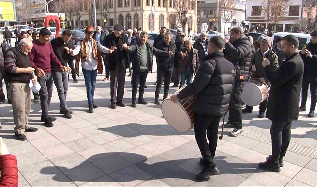 Çorum'da davulcular Ramazanın gelişini halay çekerek kutladı