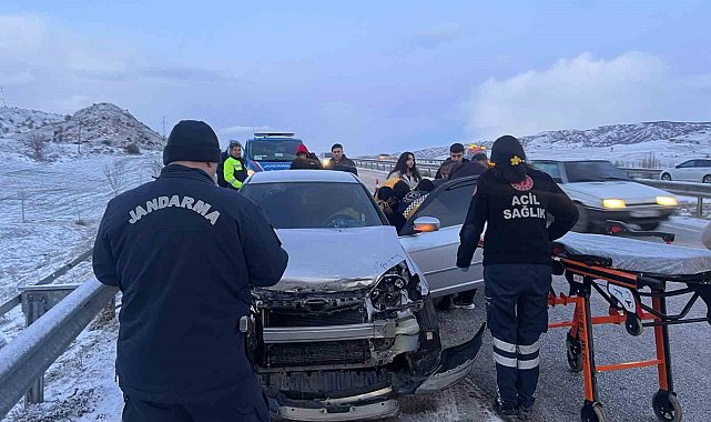 Çorum'da otomobil demir bariyere çarptı: 1 yaralı