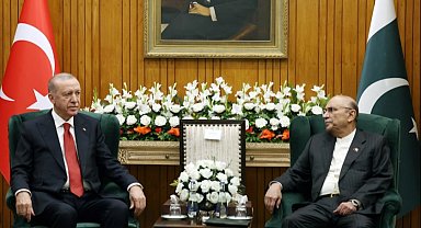 Cumhurbaşkanı Erdoğan, Pakistan'da mevkidaşı ile görüştü