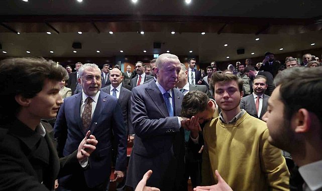 Cumhurbaşkanı Erdoğan: "Bölgesinde ve dünyada sözü geçen demokrasi ve kalkınma hamleleriyle küresel ölçekte temayüz eden bir ülkeyi milletimizle sırt sırta vererek adeta yeni baştan inşa ettik"