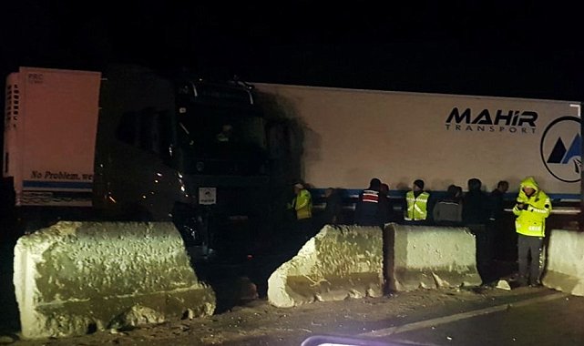 D-650'de 3 tır kazaya karıştı: Kilometrelerce kuyruk oluştu
