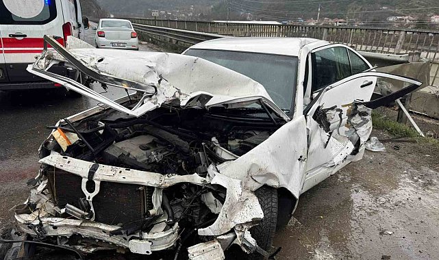 D-650'de otomobil bariyerlere çarptı: Yaşlı çifti kaza ayırdı