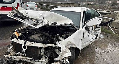 D-650'de otomobil bariyerlere çarptı: Yaşlı çifti kaza ayırdı