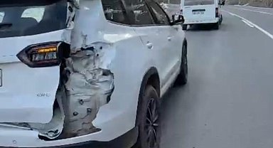 Dağdan kopan kayalar aracın üzerine düştü
