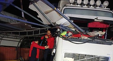 Demir korkuluk tırın şoför kabinine saplandı, sürücü yaralandı